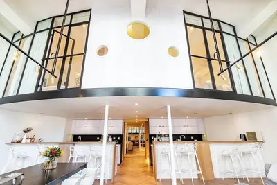 Image de Luxurious, modern, artsy, fully fitted home!