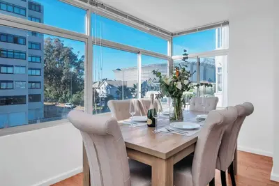 Image de Coastal Comfort: 2-Bedroom in Mouille Point