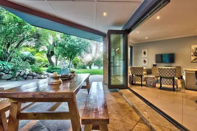 Image de Spacious Kloof Nek family home!