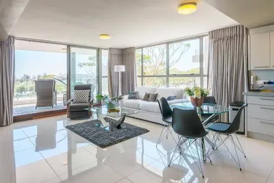 Image de Ultra luxury Waterfront close chef-worthy kitchen