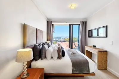 Image de Secure 4th floor, Wifi, pool and gym, with a view!