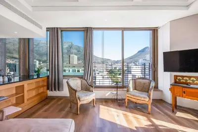 Image de Romantic Inner City Escape w Views, Pool & Parking