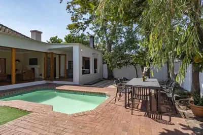 Image de Spacious Claremont Home with Pool & Fireplace