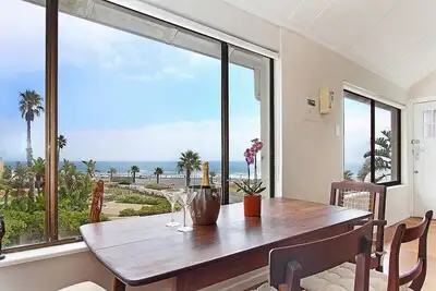Image de Ocean views. Beach front 4 sleeper Great Location