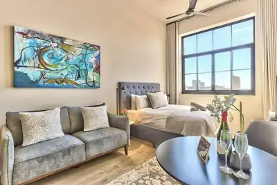Image de Stylish East City Retreat with Harbour Views