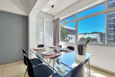 Image de Lush green grounds, sun, promenade-secure, central