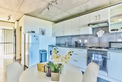 Image de Stylish Two-Bedroom Apartment with Views