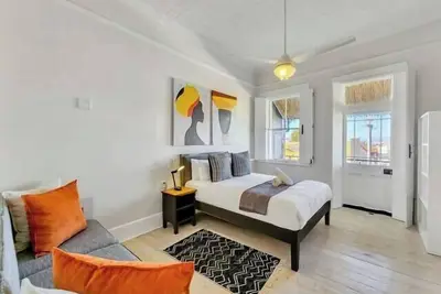 Image de Open Space 2-Bed Apt with Balcony in Observatory