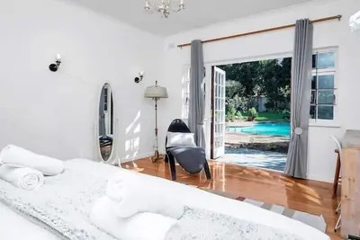 Image de Spacious Family Home with Pool And Fireplace