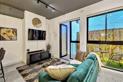 Image de Enchanting Inner City Retreat