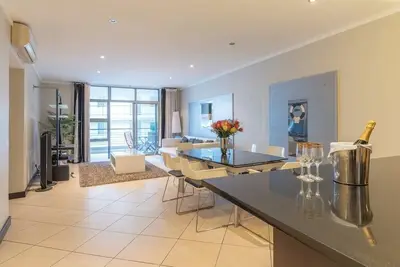 Image de Noise Free, V & A Waterfront On Doorstep, Views