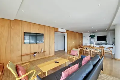 Image de Modern Comfort in a Sleek, Stylish Space