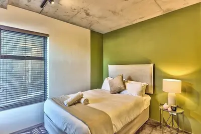 Image de Contemporary Retreat in a Secure Development