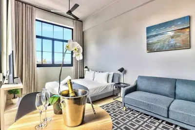 Image de Upmarket Urban Apartment in the East \t City w/ Vi