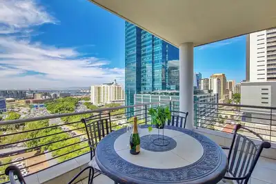 Image de Dockside Modern 2-Br with Balcony, Pool & Gym