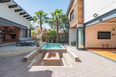 Image de 6-Bedroom Getaway with Pool in Table View