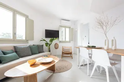 Image de Comfort 2-Bedroom Upper Floor Apartment with SeaView By Triotissa Local Living C