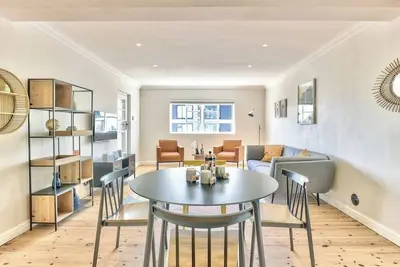 Image de Renovated, art deco couples retreat with views!