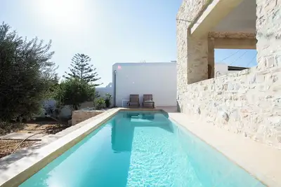 Image de Two-Bedroom Garden Residence with Independent Pool By Triotissa Local Living B1