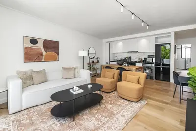 Image de Modern 2-Bed Apartment in Claremont with Balcony