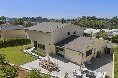 Image de The Dona Modern: Prime Studio City Location with Indoor-Outdoor Flow