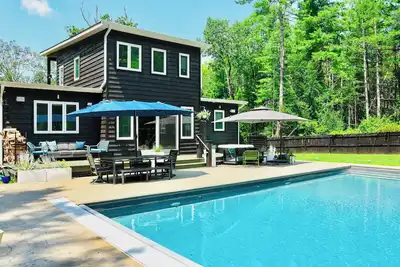Image de Stylish Catskills Retreat - Heated Pool, Hot Tub, Fenced Yard, Dogs Ok