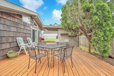 Image de Cozy Coastal Home Close to Beach with Large Deck