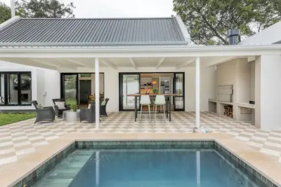 Image de Light-Filled 2-Bed Cottage | Plunge Pool & Braai