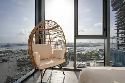 Image de Downtown Miami Corner 2br Sleeps 6 Walk to Bayfront and Cruise Port with Pool Hot Tub Parking LuxePad