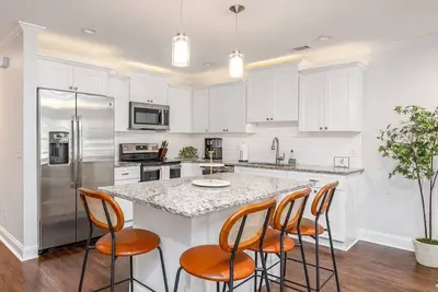 Image de Rose Estate - 5 Bedrooms, 2-Car Garage