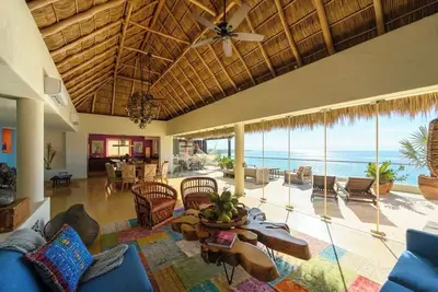 Image de Beachfront Penthouse • Stunning Ocean Views!