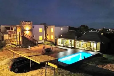 Image de Edd Cabdos, cozy cabin with pool