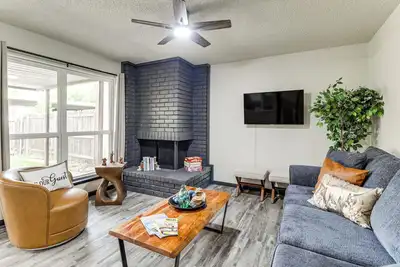 Image de 5 Mi to At&T Stadium: Townhome w/ Community Pools!