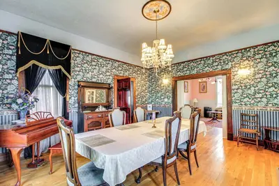 Image de < 1 Mi to Downtown Abq: Historic Manor w/ Patio!