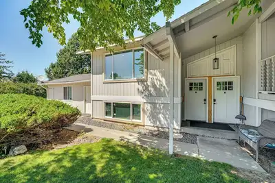 Image de Cozy Apt w/ Private Deck, 2 Mi to Toyota Center!