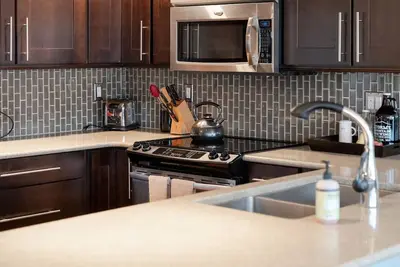 Image de Modern Chelan Condo w/ Views, Pool & Fireplace