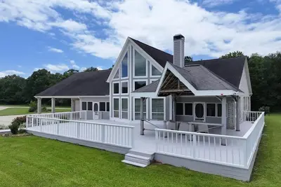 Image de Spacious 5-bedroom house with Ac, outdoor area in charming Beaumont.