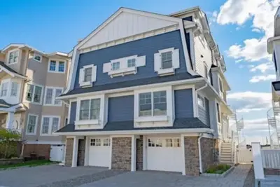 Image de Avalon sunsets on the bay in this beautiful four-bedroom waterfront townhome.