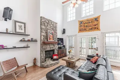 Image de Back Forty Overlook-a secluded mountainside farmhouse at the edge of 40 acres.