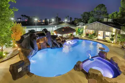 Image de Spacious 12br Vegas Villa Near Strip, Resort Pool & Sports Court!