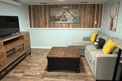 Image de Swanky Barndo 2-bedrooms upstairs in Peyton Pines community.