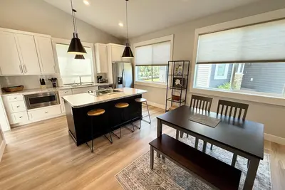 Image de Welcome to Alaskan Sky Haus!