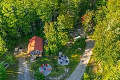 Image de 2 Charming Cabins! 2 Hot Tubs! Dogs Welcomed