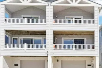 Image de \n A stunning beach house nestled along the peaceful shores of Brigantine, Nj.