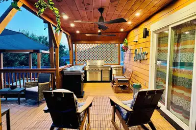 Image de Wow! Luxury Smart Home + Neon Vibes Oasis