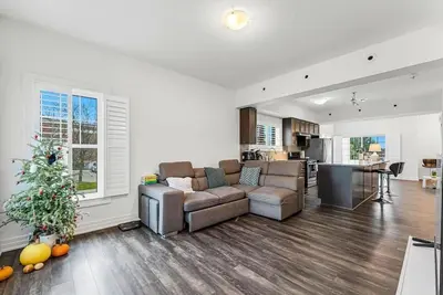 Image de Charmante maison de ville près des commodités et sentiers!