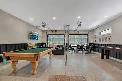 Image de Modern Lake Home with game room and large patio in Spicer