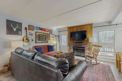 Image de Modern mountain condo – views, fireplace, WiFi, hot tub, pool, shuttle