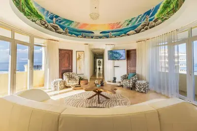 Image de Beachfront condo with oceanview balcony, infinity pool, jacuzzi & gated access