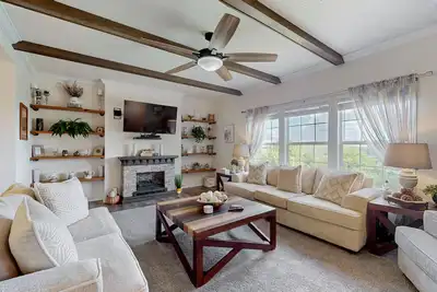 Image de Charming Newland Home with Mountain and Valley Views, Full Kitchen and Wifi